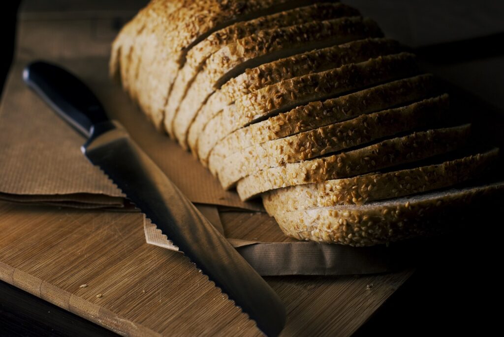 bread, sliced, knife-933228.jpg