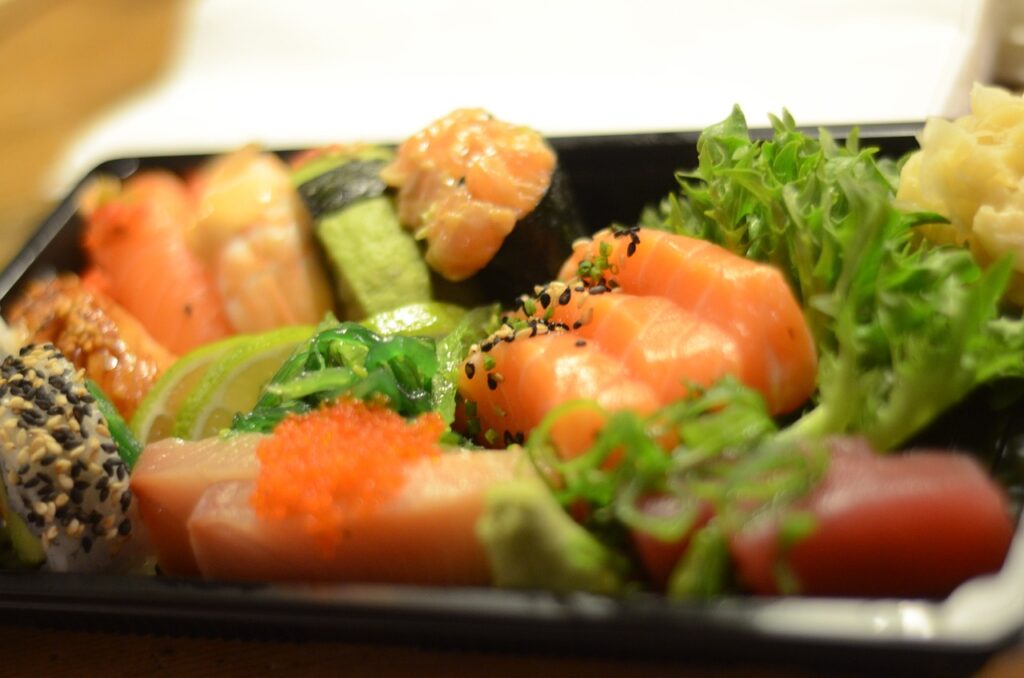 sushi, salmon, salad-4977644.jpg